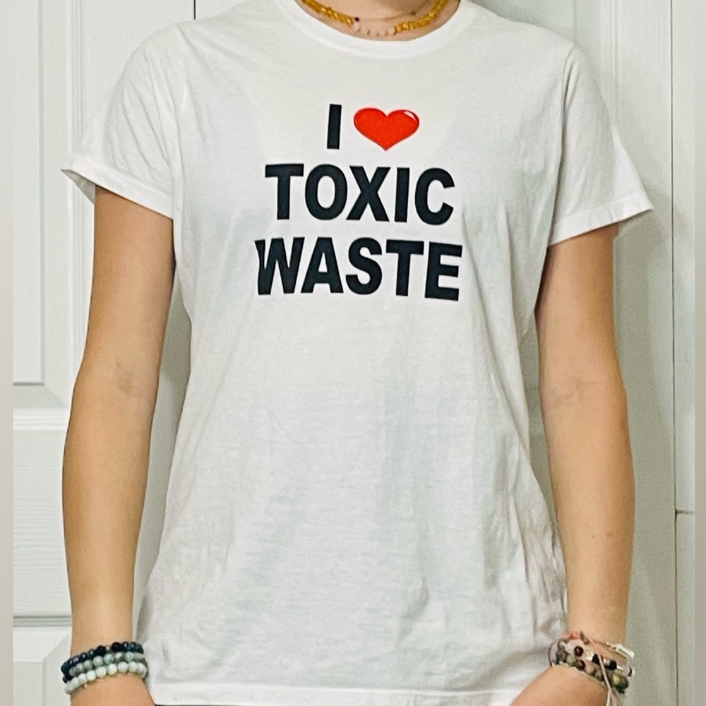 I 🤍 toxic waste - T Shirt